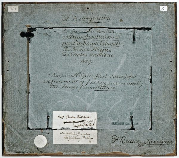 Rückseite des Originalrahmens der Heliografie Blick aus dem Fenster in Le Gras (1826) von Joseph Nicéphore Niépce mit den unterschiedlichen Eigentümervermerken: den handschriftlichen Notizen von Francis Bauer (1827), dem Besitzeretikett von Henry Baden Pritchard (1884) und dem Sammlungsstempel von Helmut Gernsheim. © Harry Ransom Center, The University of Texas at Austin